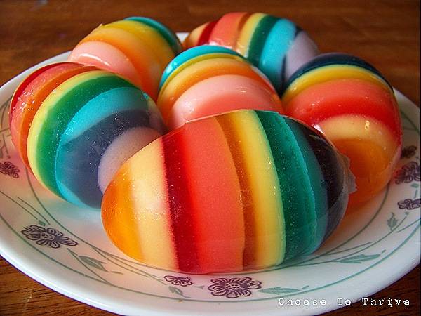HOWTO make rainbowstriped jello Easter eggs / Boing Boing